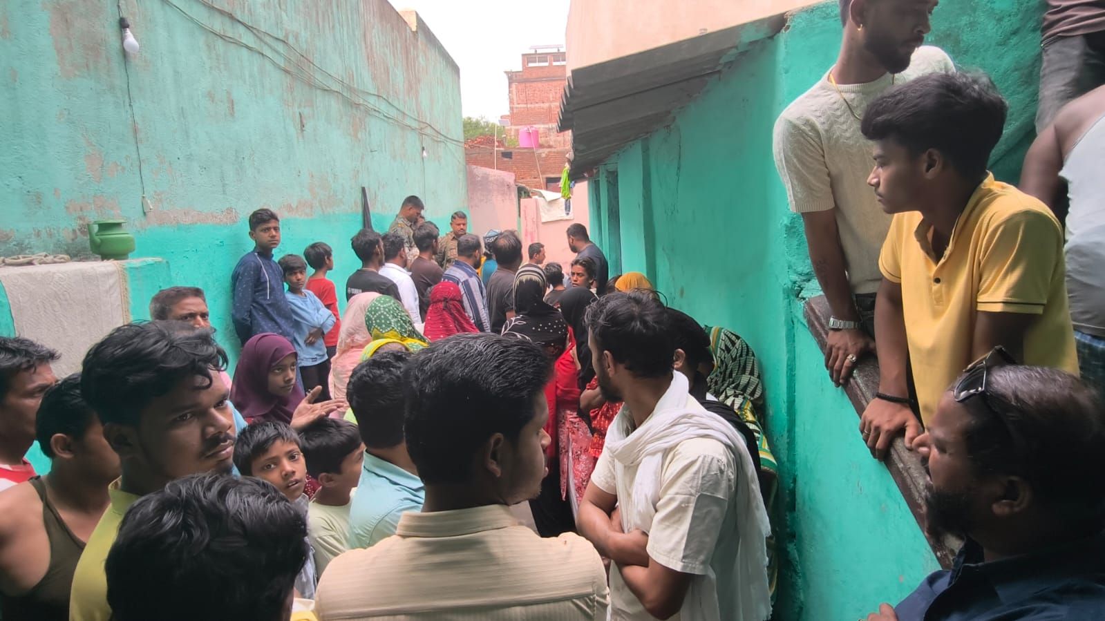 गिरिडीह के मछली मुहल्ला में दो बेटियों की मां फांसी लगाकर की आत्महत्या, घटना के समय दूसरी पत्नी के पास था पति