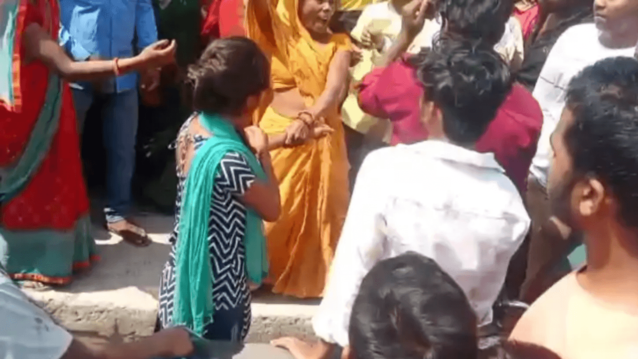 प्रेमिका को लेकर भाग रहा था युवक ! स्थानीय लोगों ने पकड़ा और कर दी जमकर कुटाई