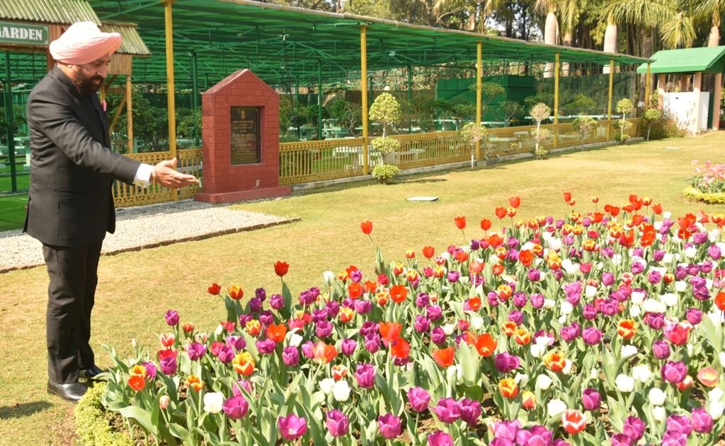 बागों में बहार है.. Ranchi के लोक भवन उद्यान में उमड़ी भीड़, हरियाली और फूलों के बीच लोगों ने पाया सुकून